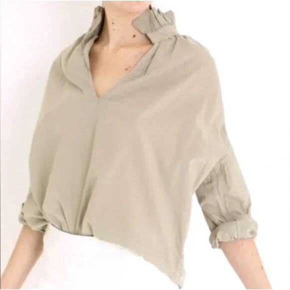 A Shirt Thing Ruffle Neck Curved Hemline Penelope Cabo Top P/S - Picture 2 of 15